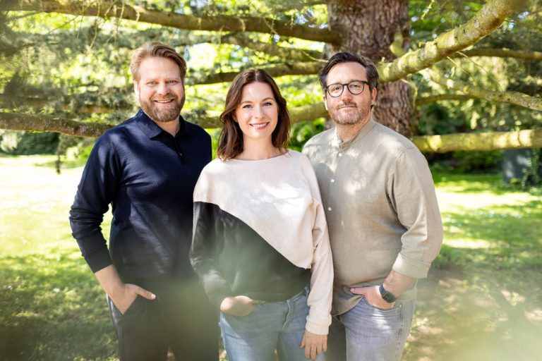 Unsere Geschäftsführung verbindet langjährige Erfahrung in Medien, Digitalmarketing und B2B-Kommunikation – mit einem Fokus auf Finanzdienstleister, Energiewirtschaft und nachhaltige Unternehmen.