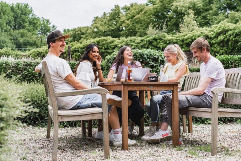tyytyväinen Agentur-Team in Meerbusch bei Düsseldorf